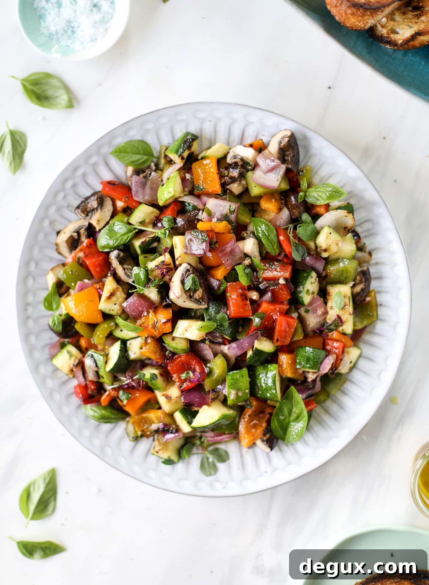 These are the best grilled vegetables ever! You grill your veggies and chop them into the perfect bite, then drizzle them with a fabulous fresh basil vinaigrette. Delish! It doesn't end there; serve these with grilled garlic toast and everyone will freak! I howsweeteats.com #best #grilled #vegetables #veggies #basil #bread