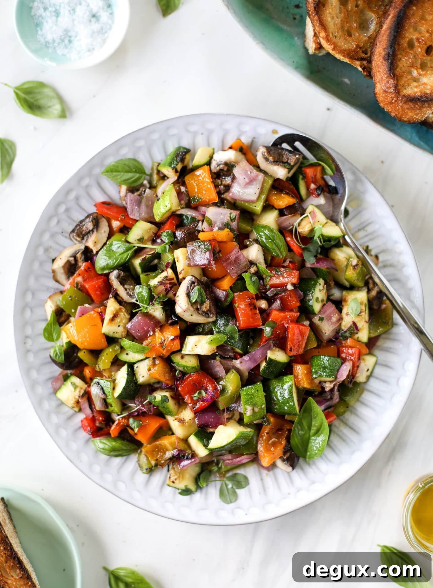 These are the best grilled vegetables ever! You grill your veggies and chop them into the perfect bite, then drizzle them with a fabulous fresh basil vinaigrette. Delish! It doesn't end there; serve these with grilled garlic toast and everyone will freak! I howsweeteats.com #best #grilled #vegetables #veggies #basil #bread