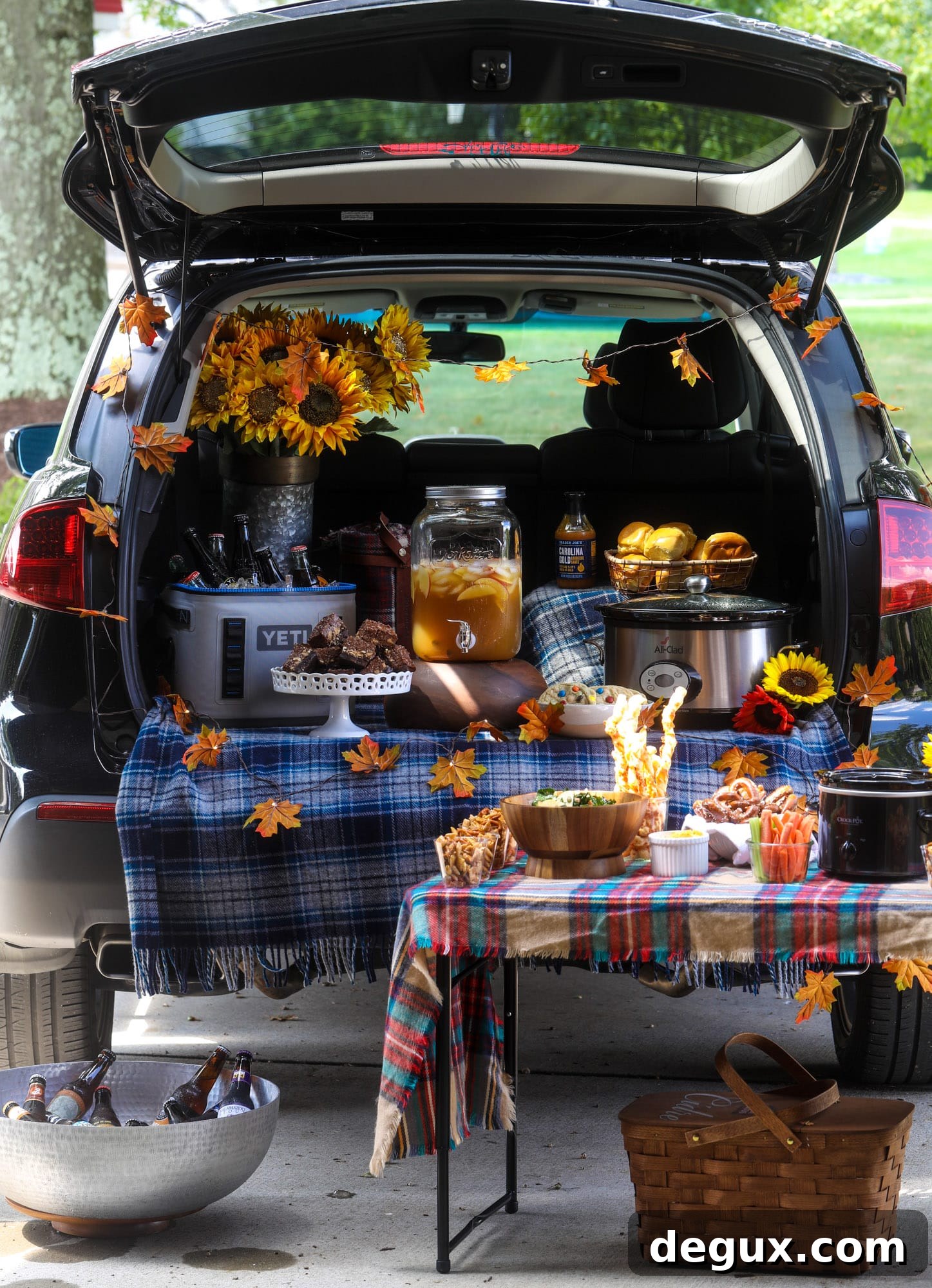 These are the best tailgating recipes right here! This tailgating menu contains some of the most popular recipes that are easily made ahead of time and taste delicious. Huge crowd pleasers for football season! I howsweeteats.com #tailgating #football #season #recipes #party #food
