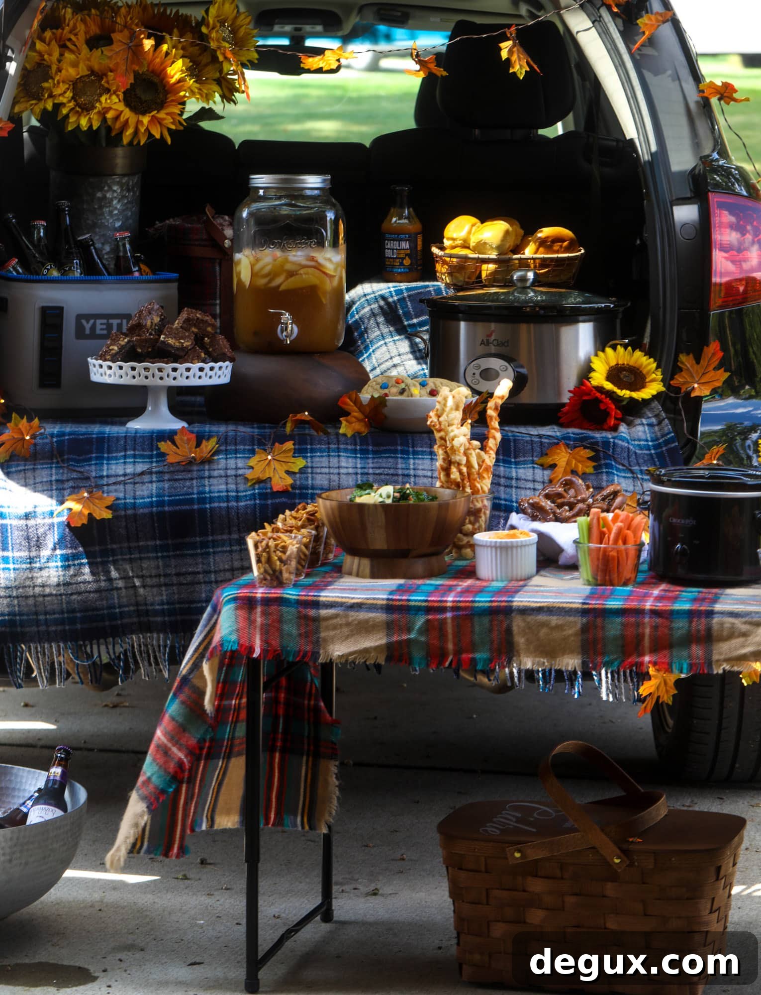 These are the best tailgating recipes right here! This tailgating menu contains some of the most popular recipes that are easily made ahead of time and taste delicious. Huge crowd pleasers for football season! I howsweeteats.com #tailgating #football #season #recipes #party #food