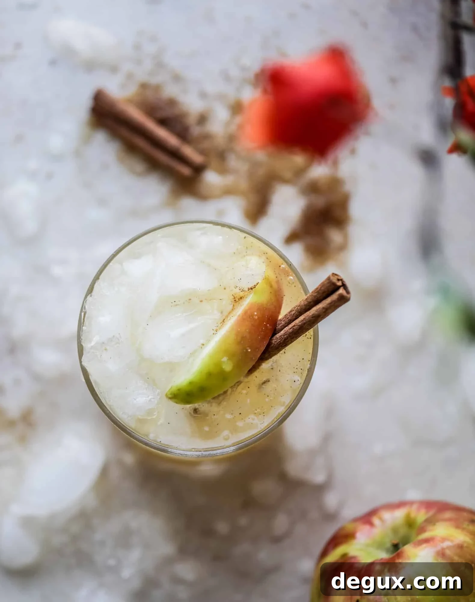 This honeycrisp apple cocktail is so perfect for fall! Fresh honeycrisp apple juice, honeycrisp apple syrup, vodka and ginger beer come together to create a refreshing, bubbly drink for autumn. Finished with a cinnamon sugar rim - YUM. I howsweeteats.com #honeycrisp #apple #cocktail #fall #drinks #vodka