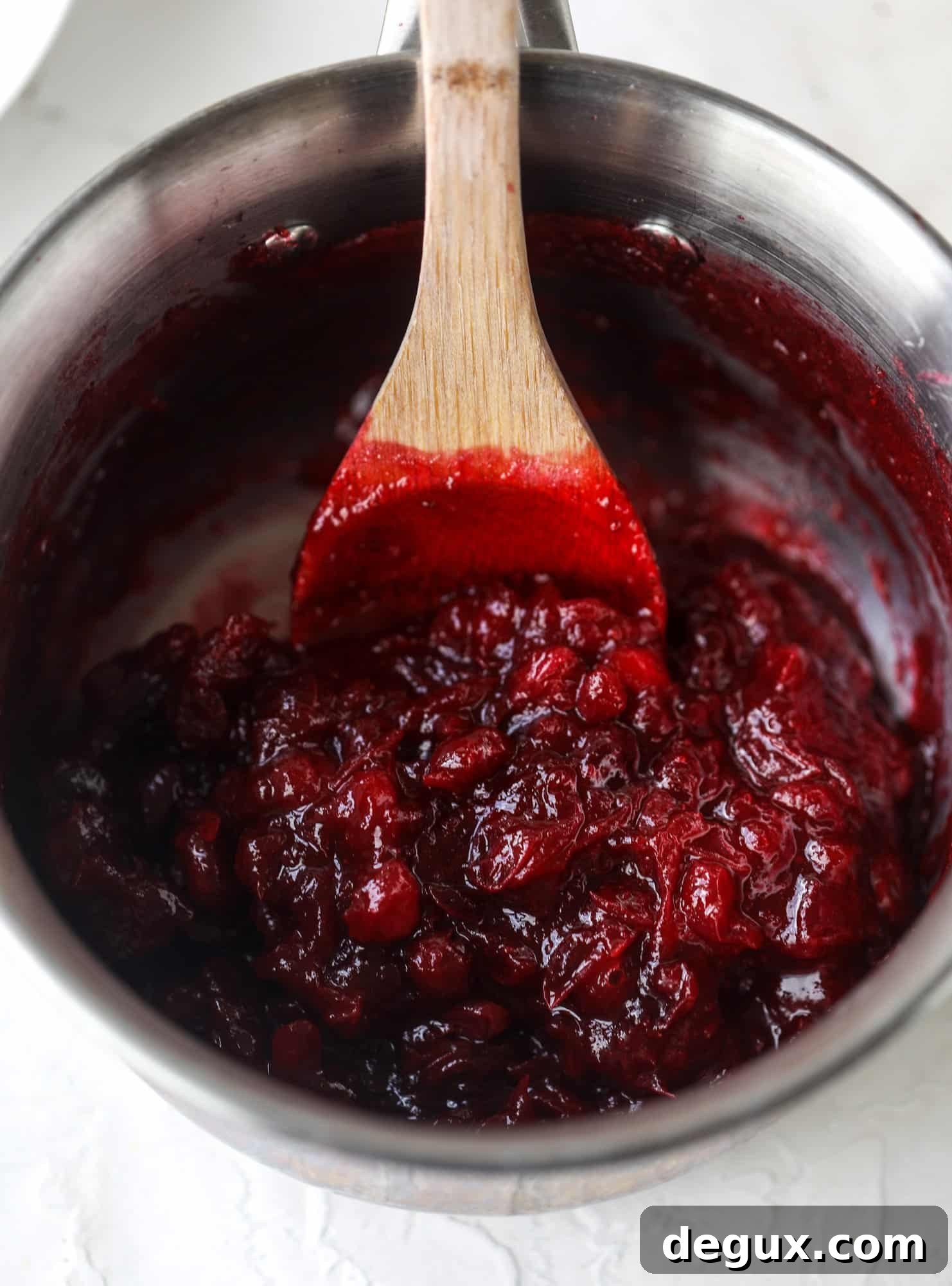 These leftover cranberry overnight oats are the perfect post-Thanksgiving breakfast! Leftover cranberry sauce and dark chocolate come together to flavor chewy, chilled overnight oats. Add on sliced almonds, chia seeds and hemp hearts for more deliciousness! I howsweeteats.com #overnight #oats