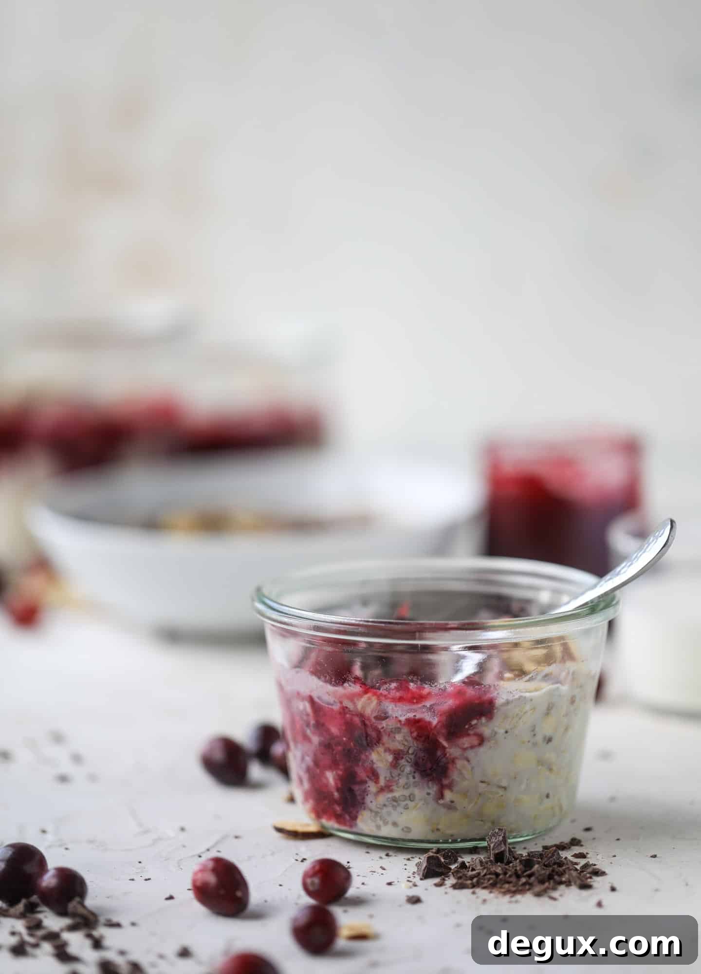 These leftover cranberry overnight oats are the perfect post-Thanksgiving breakfast! Leftover cranberry sauce and dark chocolate come together to flavor chewy, chilled overnight oats. Add on sliced almonds, chia seeds and hemp hearts for more deliciousness! I howsweeteats.com #overnight #oats