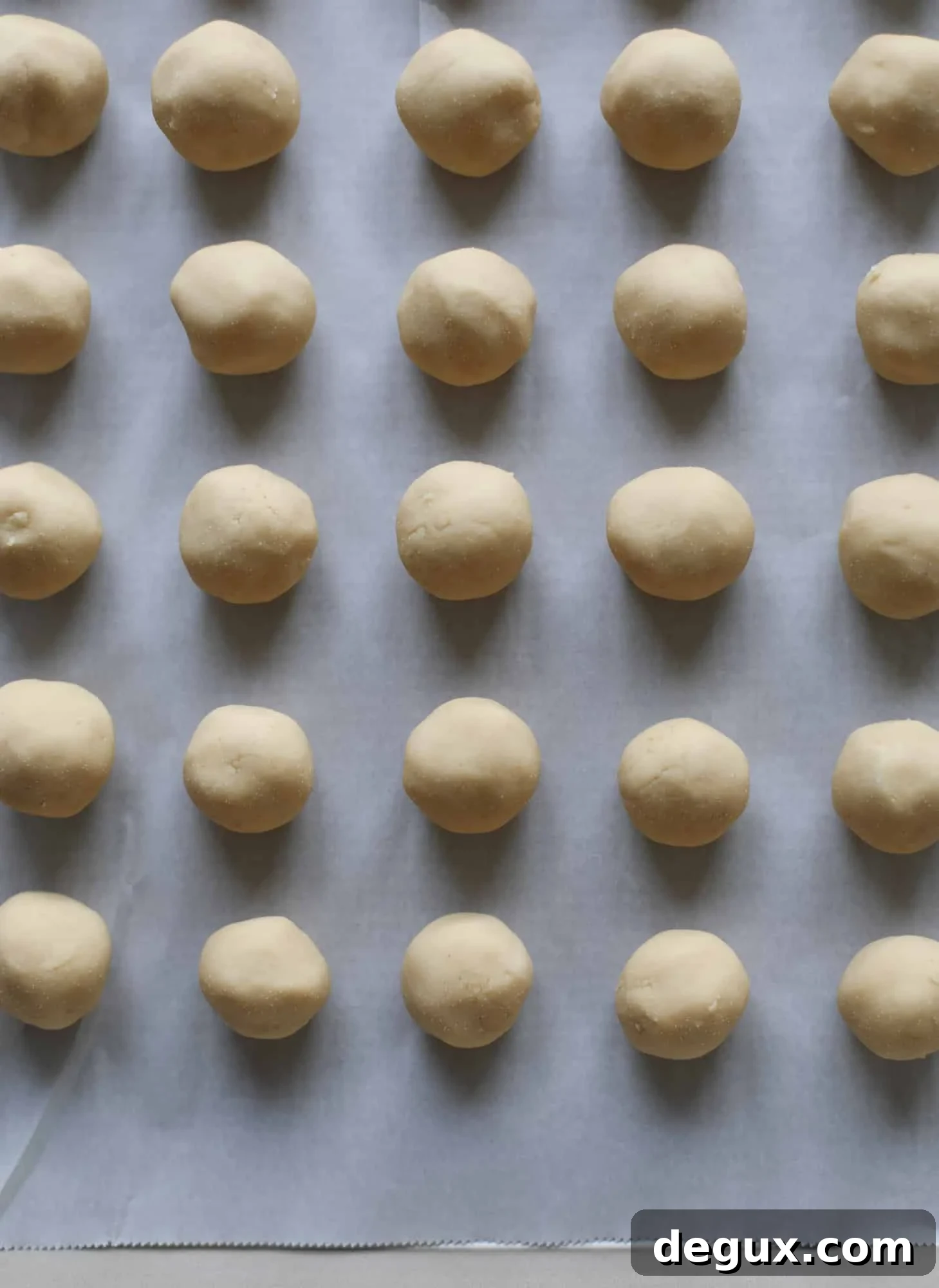 These cashew butter buckeyes are a fun and modern twist on the traditional buckeye recipe! Creamy cashew butter makes a delicious, rich dough and then it's coated in chocolate and sprinkled with sea salt. Delicious! I howsweeteats.com #cashewbutter #buckeyes