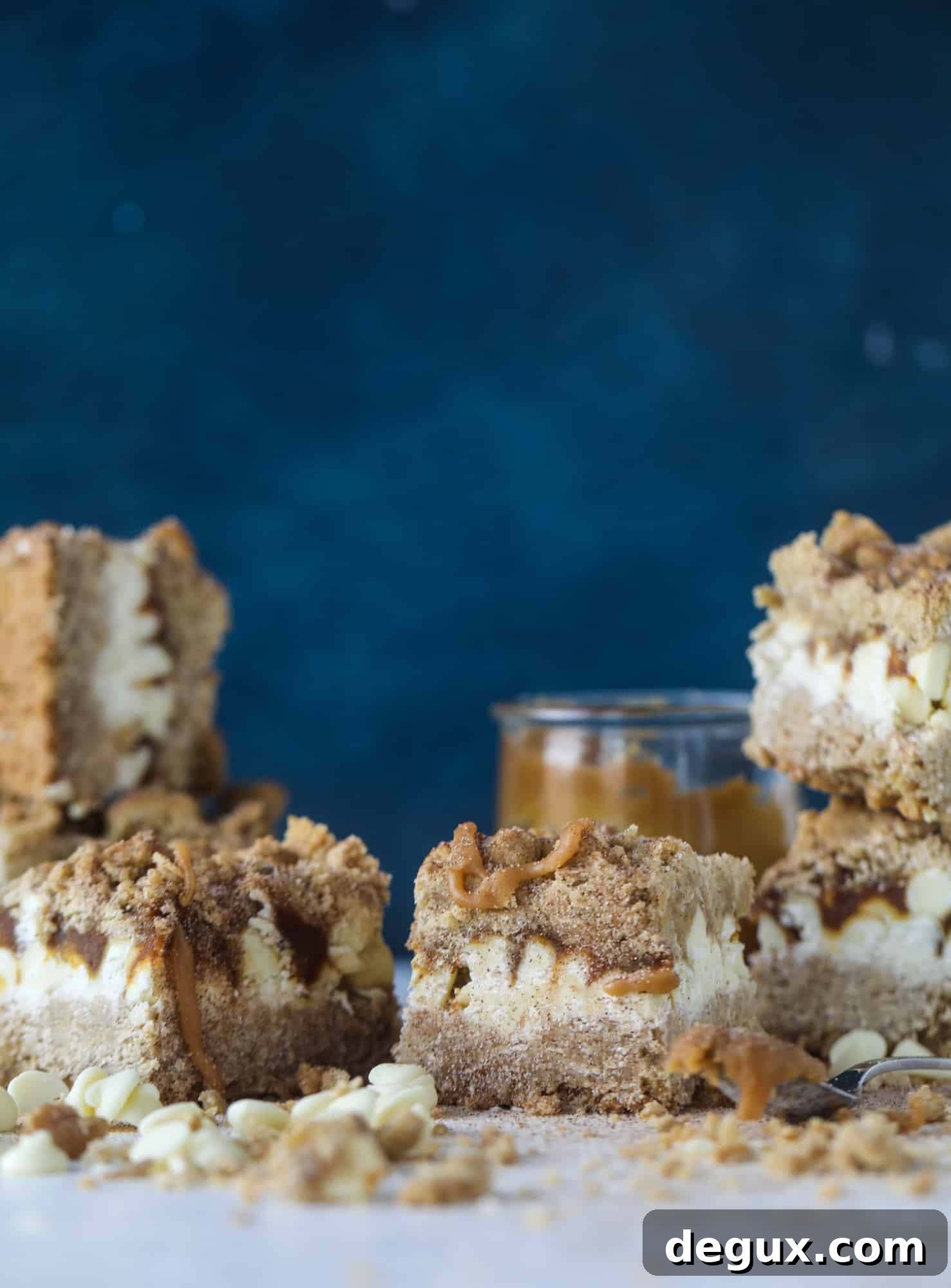 These snickerdoodle caramelitas have a layer of chewy, cinnamon sugared oatmeal bar topped with cream white chocolate and more crumbly, chewy oatmeal bites. They are super delicious and festive! I howsweeteats.com #snickerdoodle #caramelitas