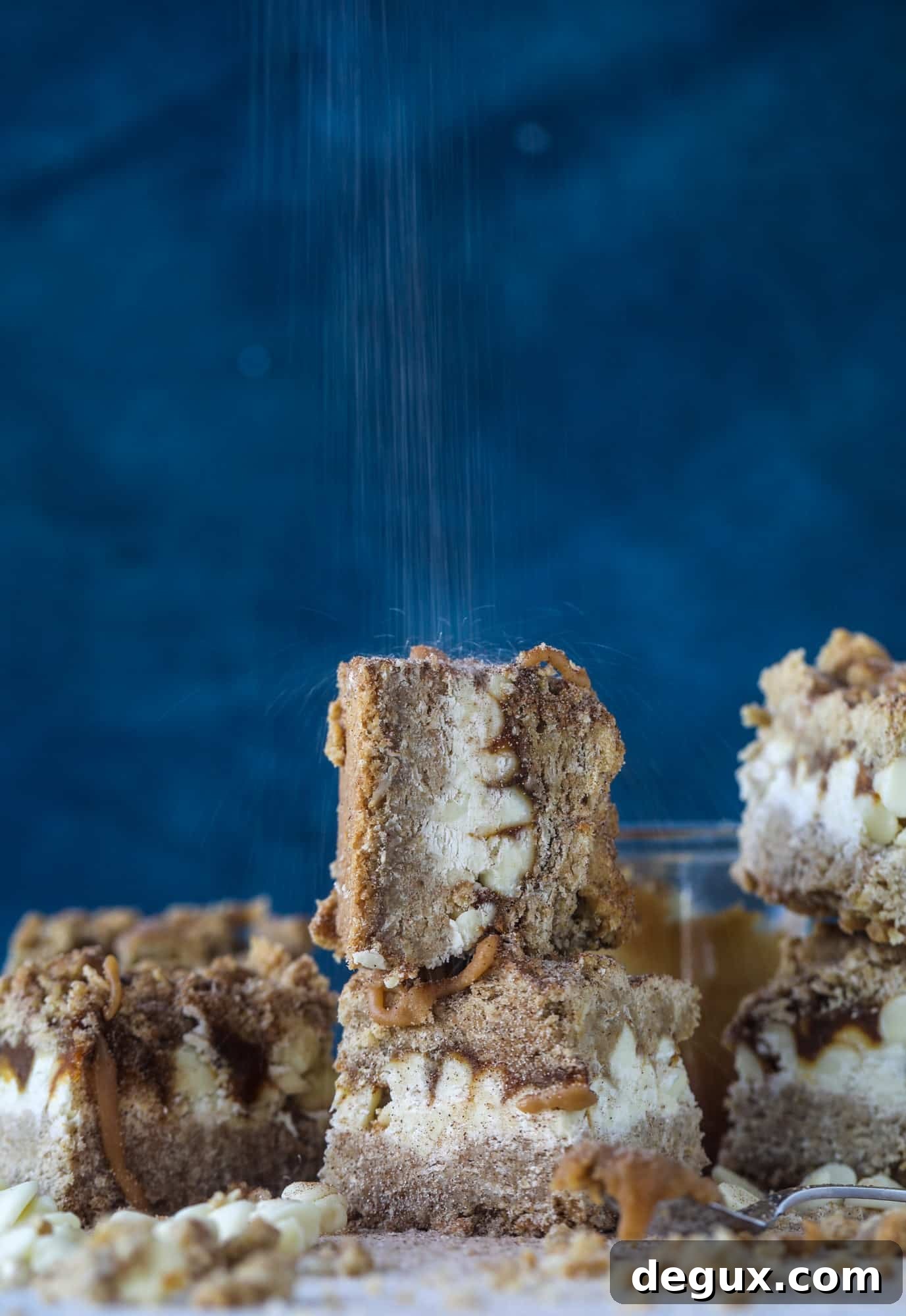 These snickerdoodle caramelitas have a layer of chewy, cinnamon sugared oatmeal bar topped with cream white chocolate and more crumbly, chewy oatmeal bites. They are super delicious and festive! I howsweeteats.com #snickerdoodle #caramelitas