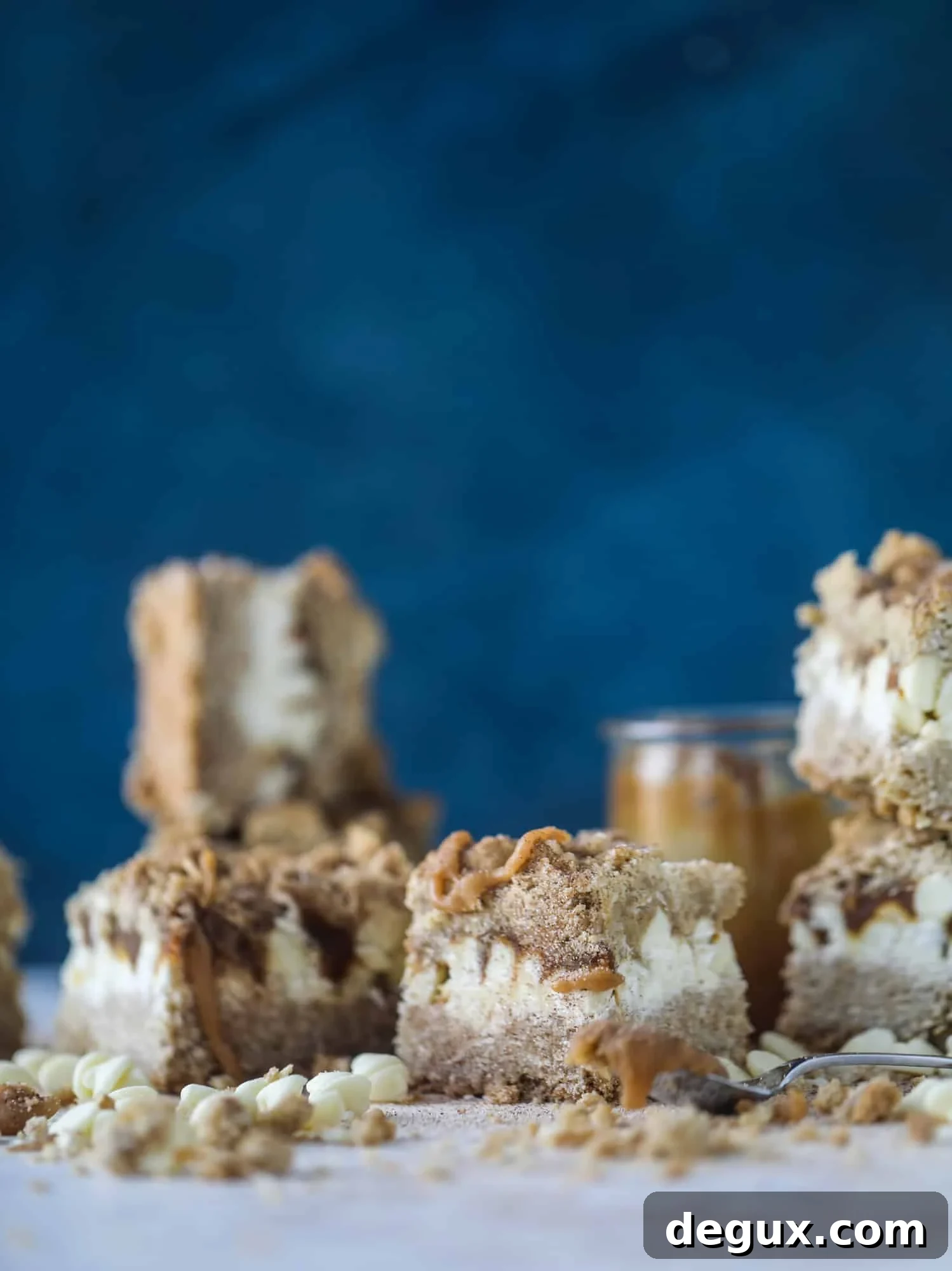 These snickerdoodle caramelitas have a layer of chewy, cinnamon sugared oatmeal bar topped with cream white chocolate and more crumbly, chewy oatmeal bites. They are super delicious and festive! I howsweeteats.com #snickerdoodle #caramelitas