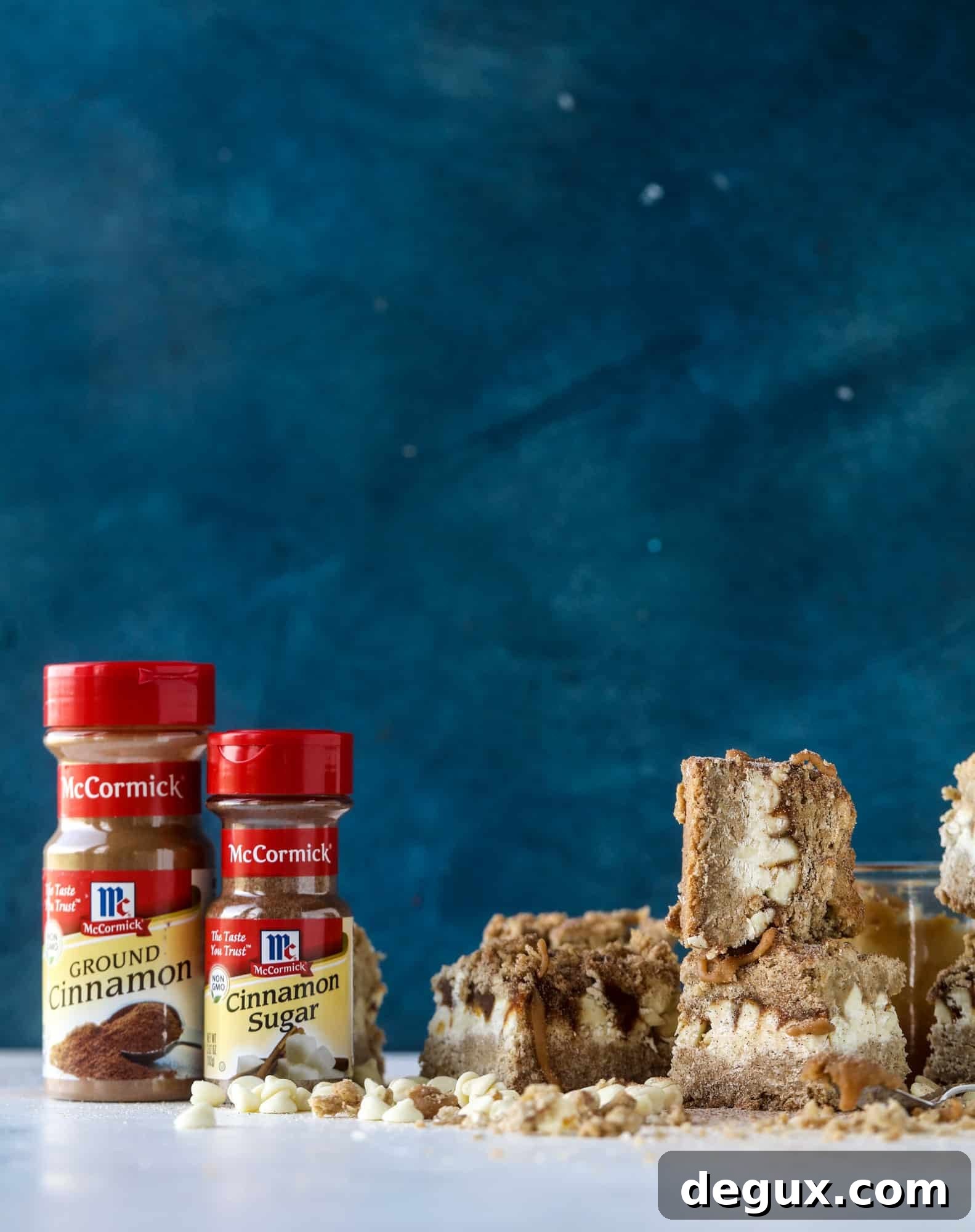 These snickerdoodle caramelitas have a layer of chewy, cinnamon sugared oatmeal bar topped with cream white chocolate and more crumbly, chewy oatmeal bites. They are super delicious and festive! I howsweeteats.com #snickerdoodle #caramelitas
