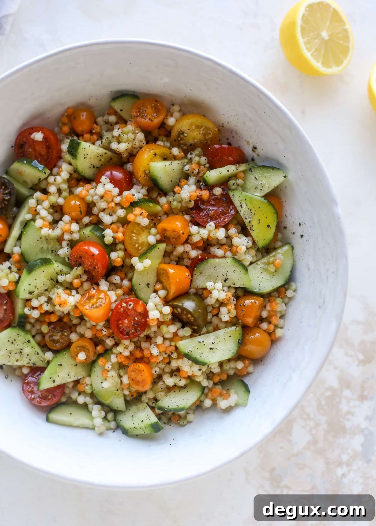 I am obsessed with these haulloumi hummus bowls for lunch or dinner. Couscous, veggies, crispy halloumi cheese and hummus with lots of lemon. Yum! I howsweeteats.com #halloumi #hummus