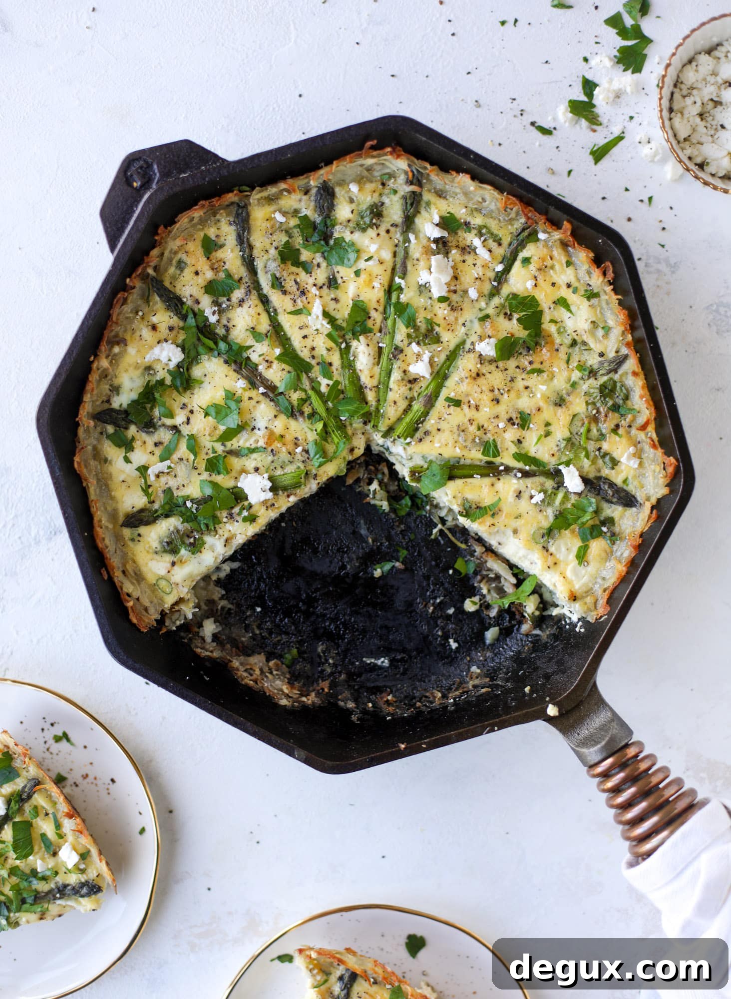 This hash brown quiche is such a fantastic meal! Perfect for brunch or dinner, the bottom is a crispy hash brown crust and the filling is divine. I howsweeteats.com #hashbrown #quiche