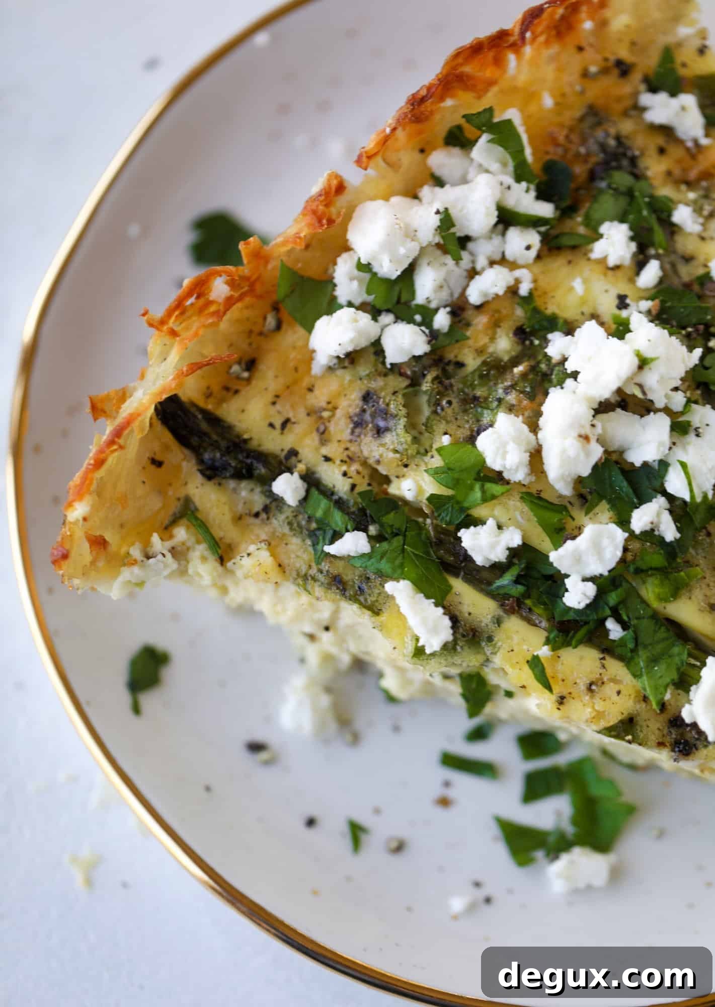 This hash brown quiche is such a fantastic meal! Perfect for brunch or dinner, the bottom is a crispy hash brown crust and the filling is divine. I howsweeteats.com #hashbrown #quiche