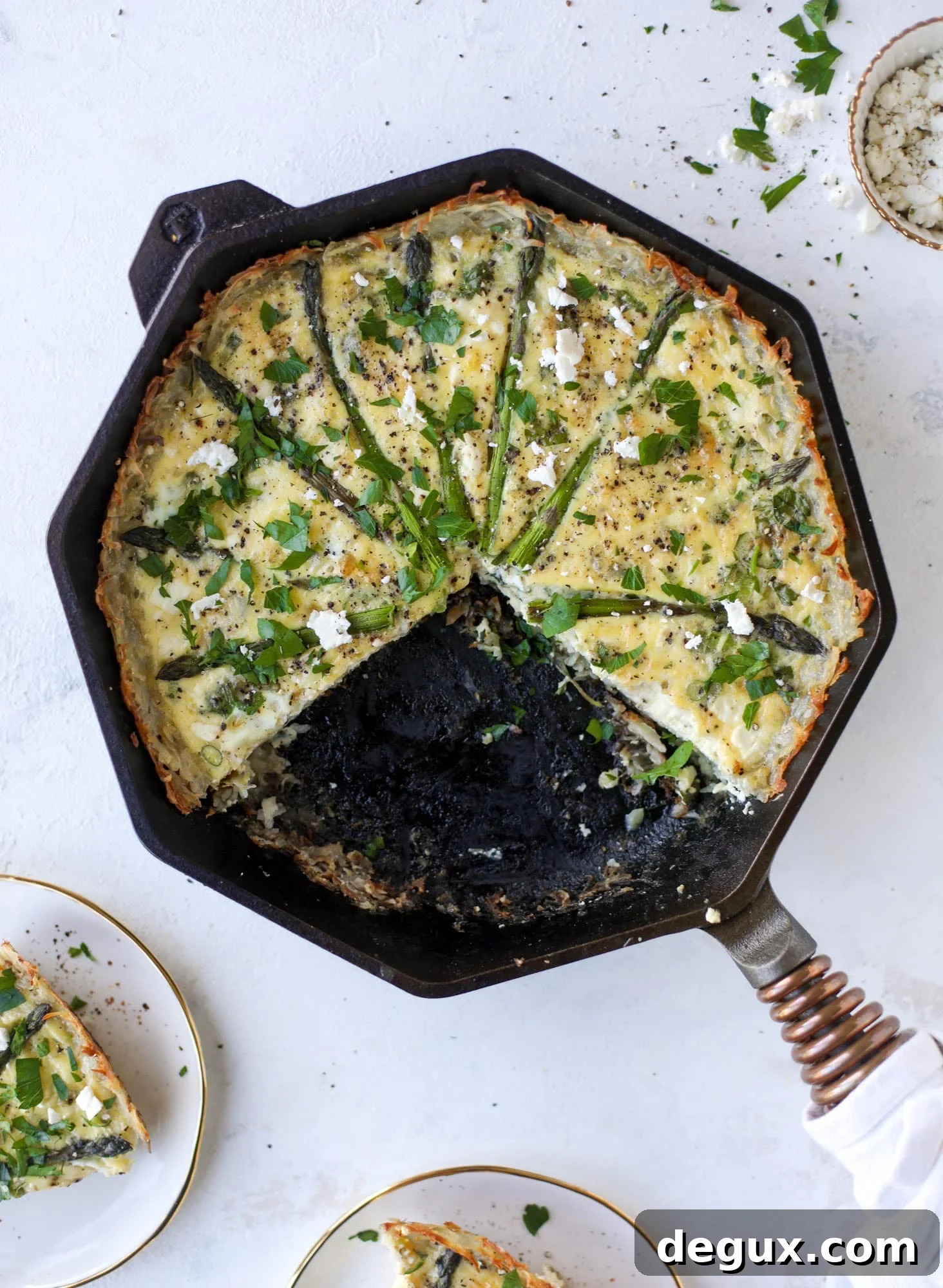 This hash brown quiche is such a fantastic meal! Perfect for brunch or dinner, the bottom is a crispy hash brown crust and the filling is divine. I howsweeteats.com #hashbrown #quiche