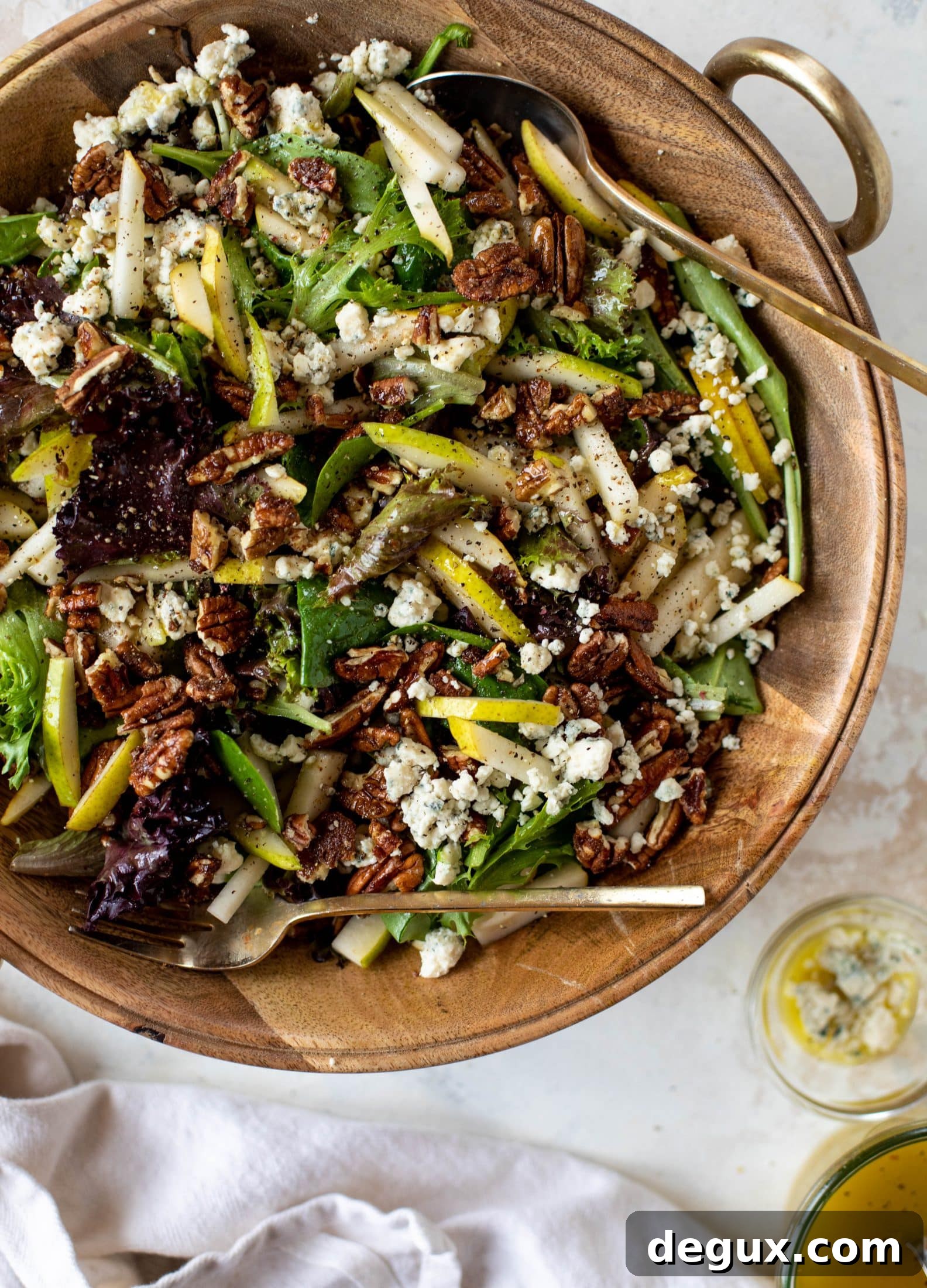 Holiday Pear, Gorgonzola & Sweet-Spiced Pecan Salad Recipe 8 This pear gorgonzola is the perfect simple greens salad for the holiday and winter season! Topped with sweet and spicy pecans and champagne vinaigrette!