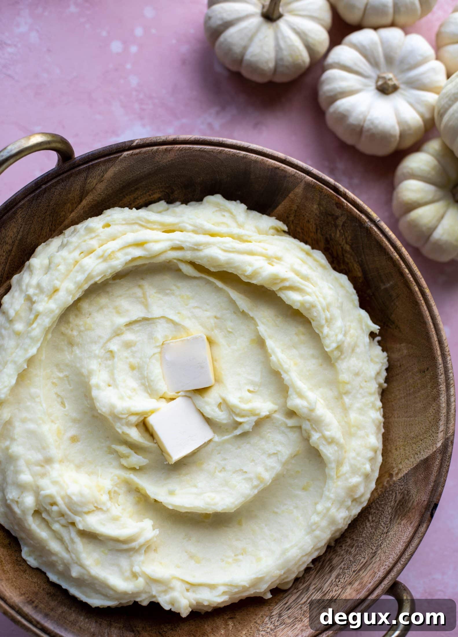Right here I'm sharing the best thanksgiving recipes you can find! Over 100 of my favorite recipes from salads and apps to dessert and cocktails.