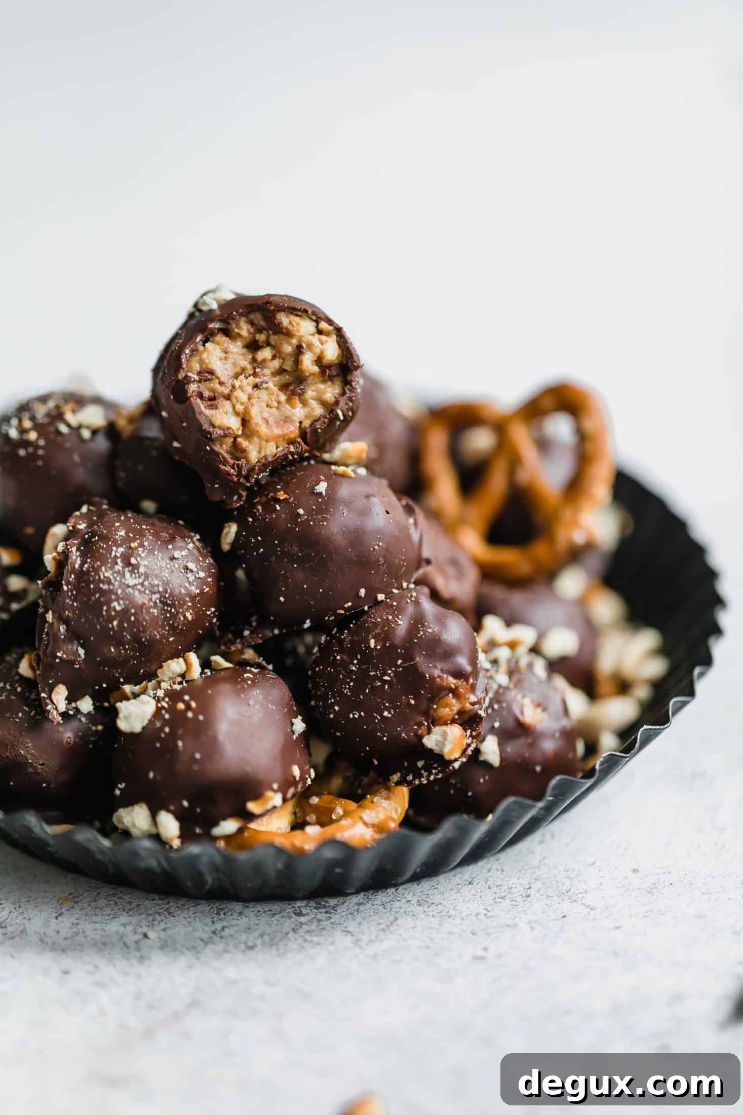 peanut butter pretzel truffles I howsweeteats.com #peanutbutter #chocolate #truffles #pretzel