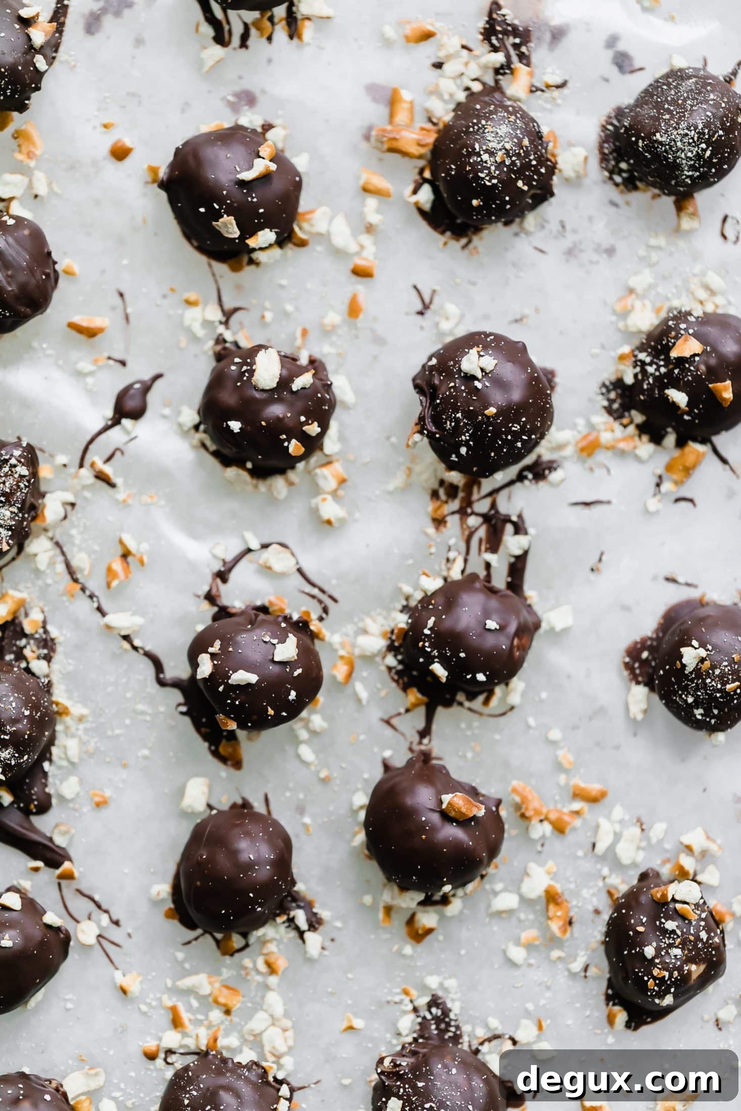 peanut butter pretzel truffles I howsweeteats.com #peanutbutter #chocolate #truffles #pretzel