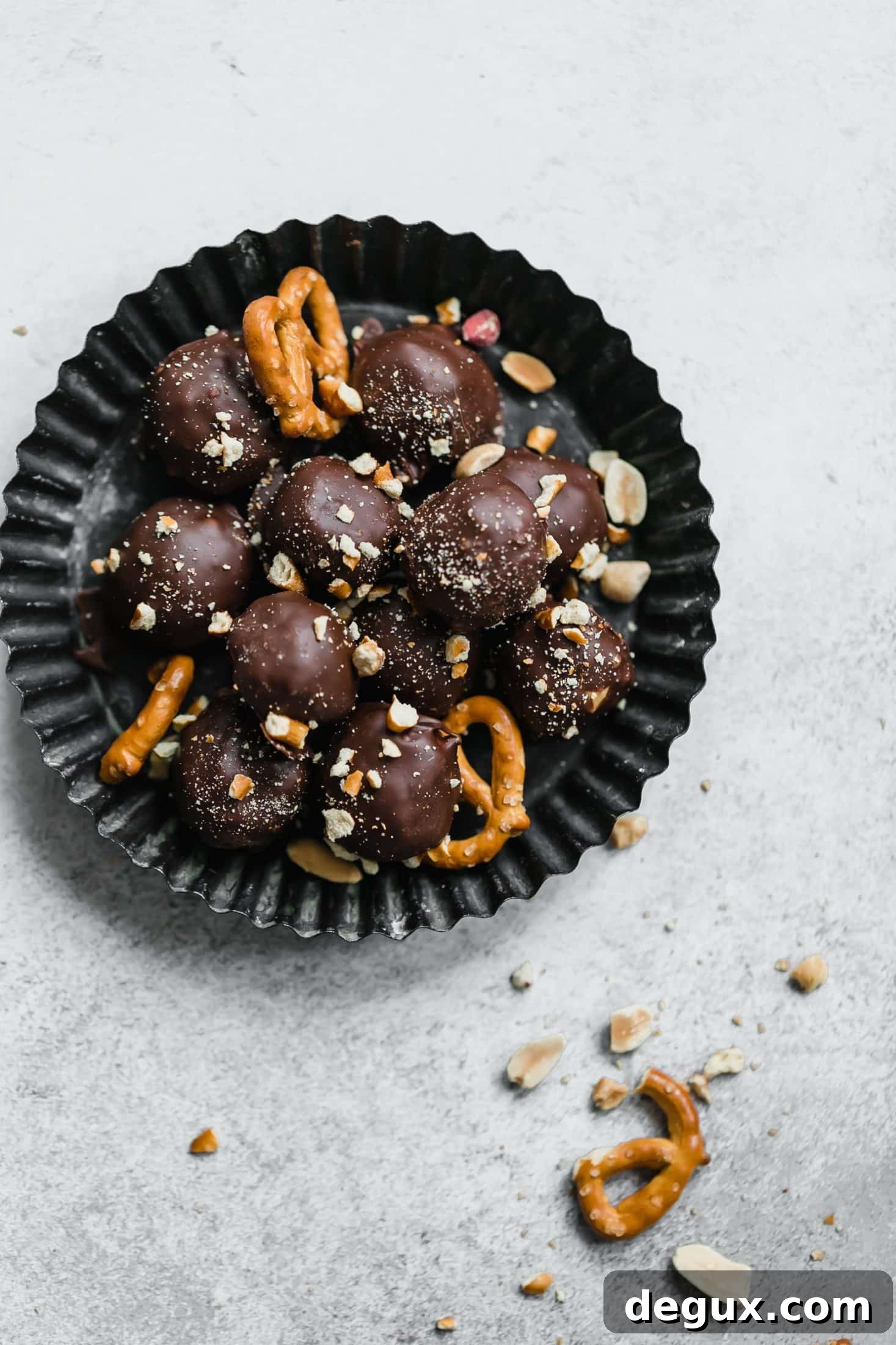 peanut butter pretzel truffles I howsweeteats.com #peanutbutter #chocolate #truffles #pretzel
