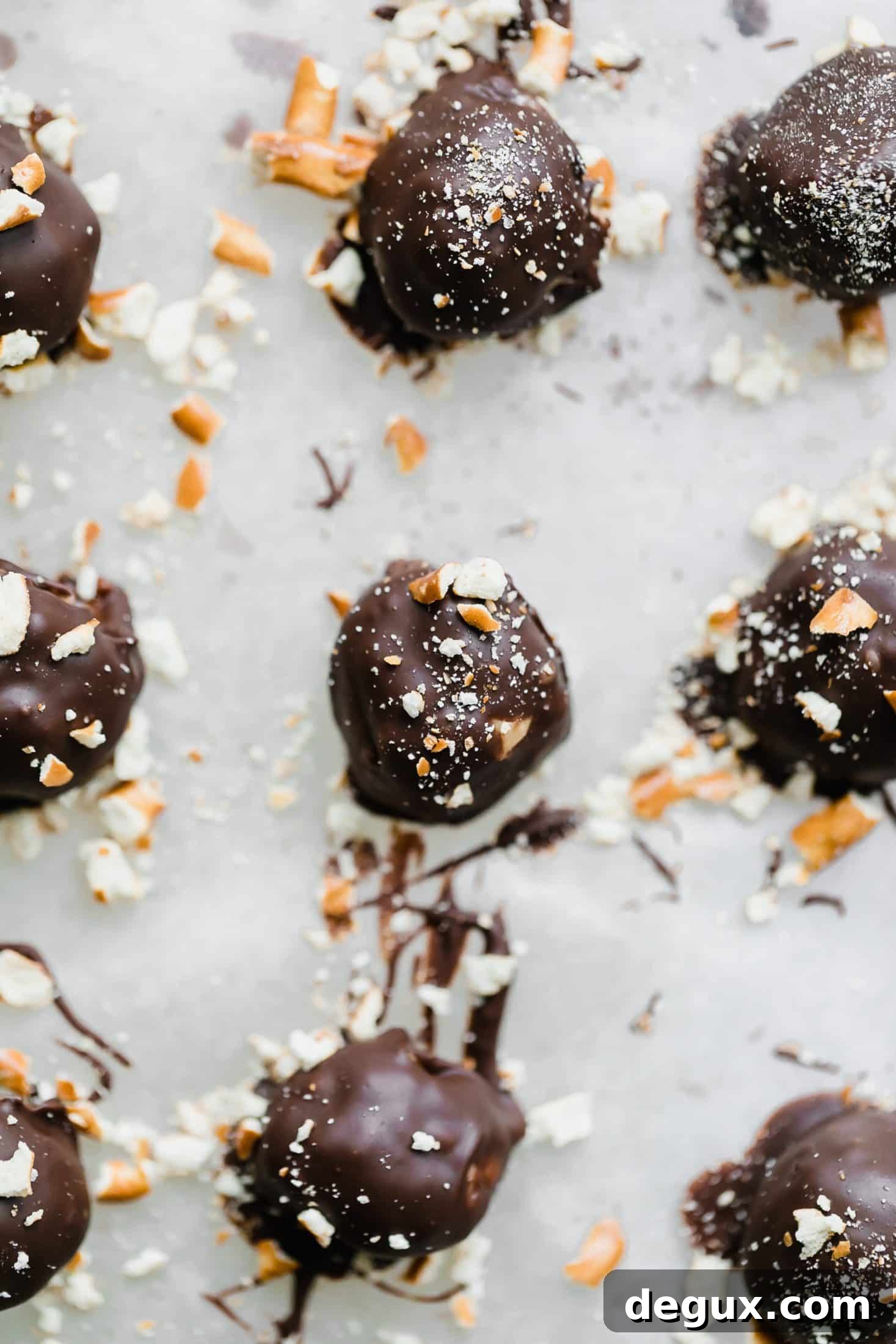 peanut butter pretzel truffles I howsweeteats.com #peanutbutter #chocolate #truffles #pretzel