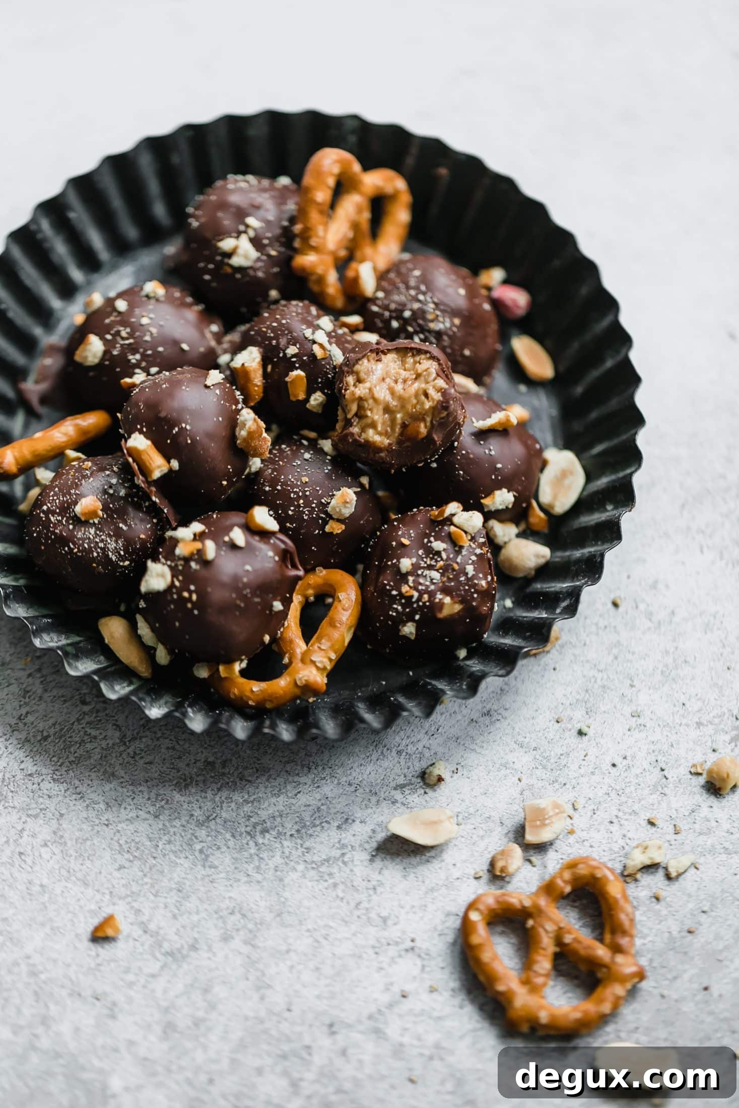 peanut butter pretzel truffles I howsweeteats.com #peanutbutter #chocolate #truffles #pretzel
