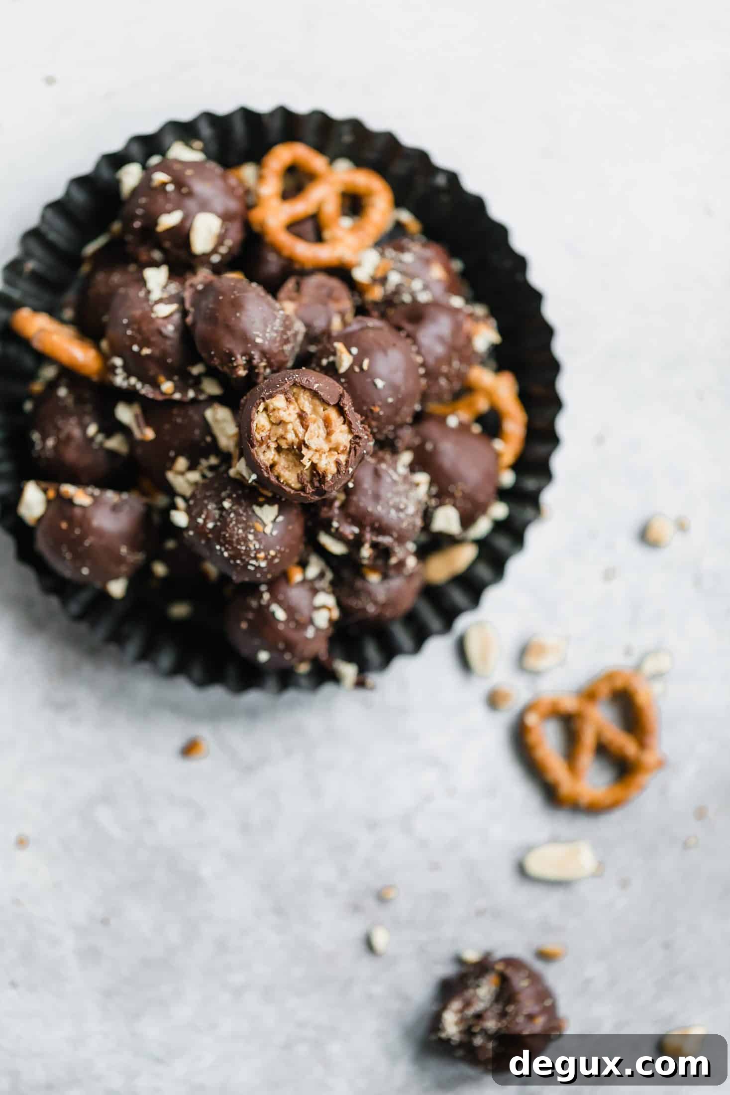 peanut butter pretzel truffles I howsweeteats.com #peanutbutter #chocolate #truffles #pretzel