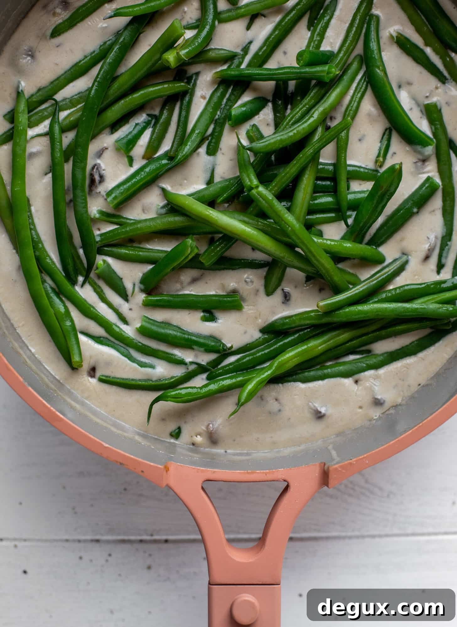 cream sauce with fresh green beans