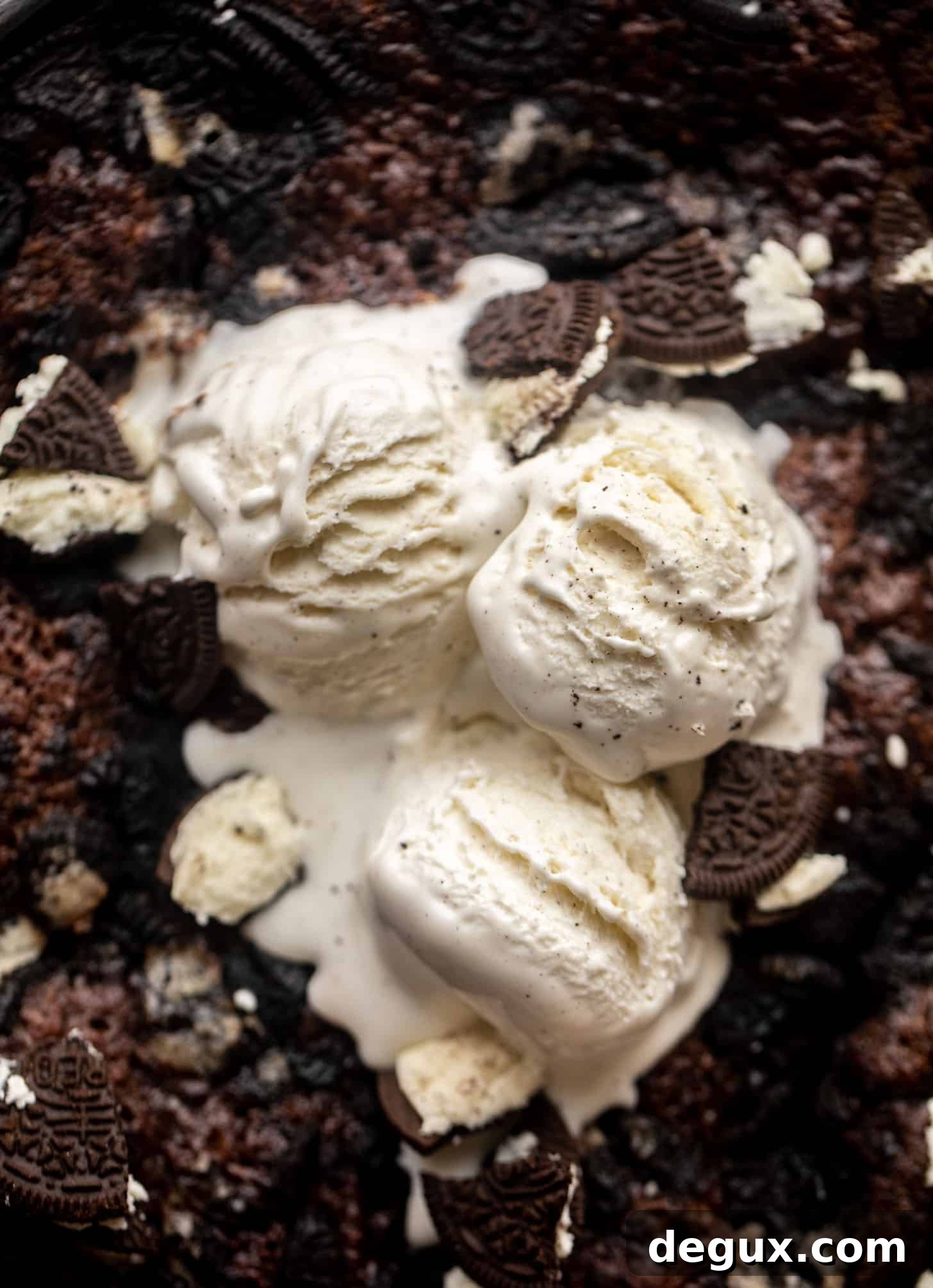 oreo chocolate cobbler with ice cream