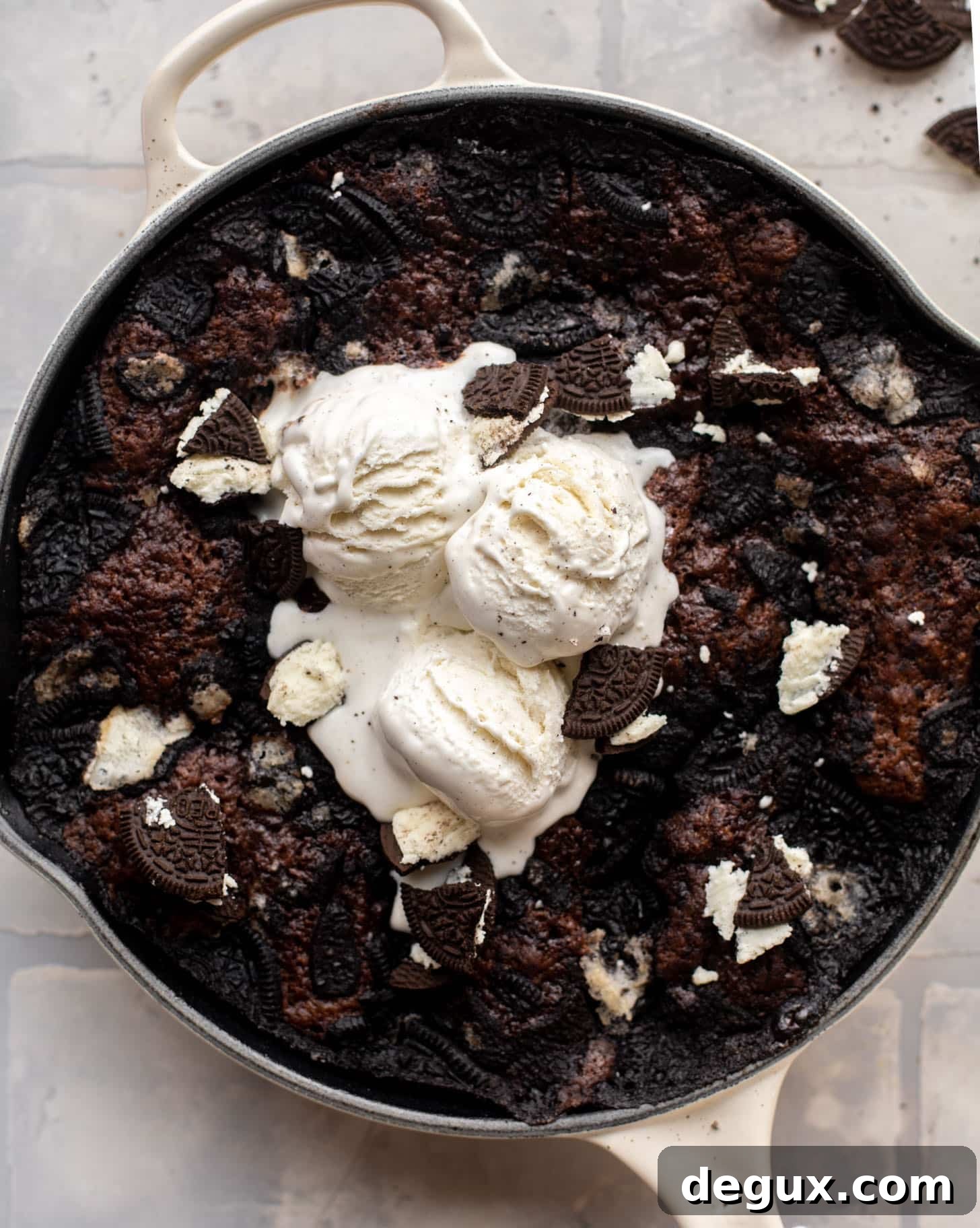 oreo chocolate cobbler with ice cream