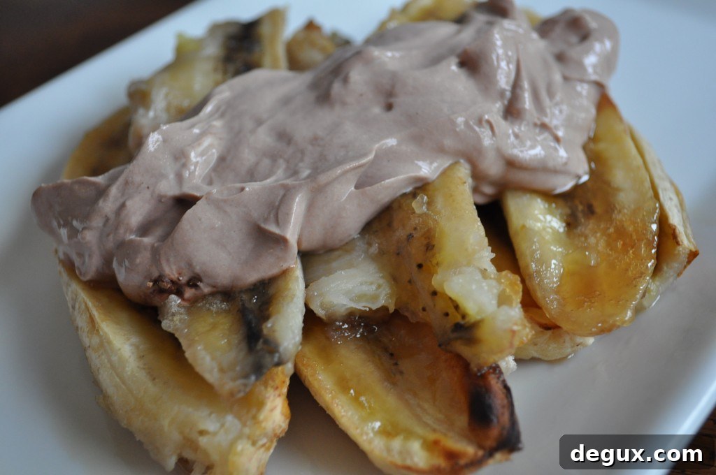 Serving of roasted bananas with yogurt