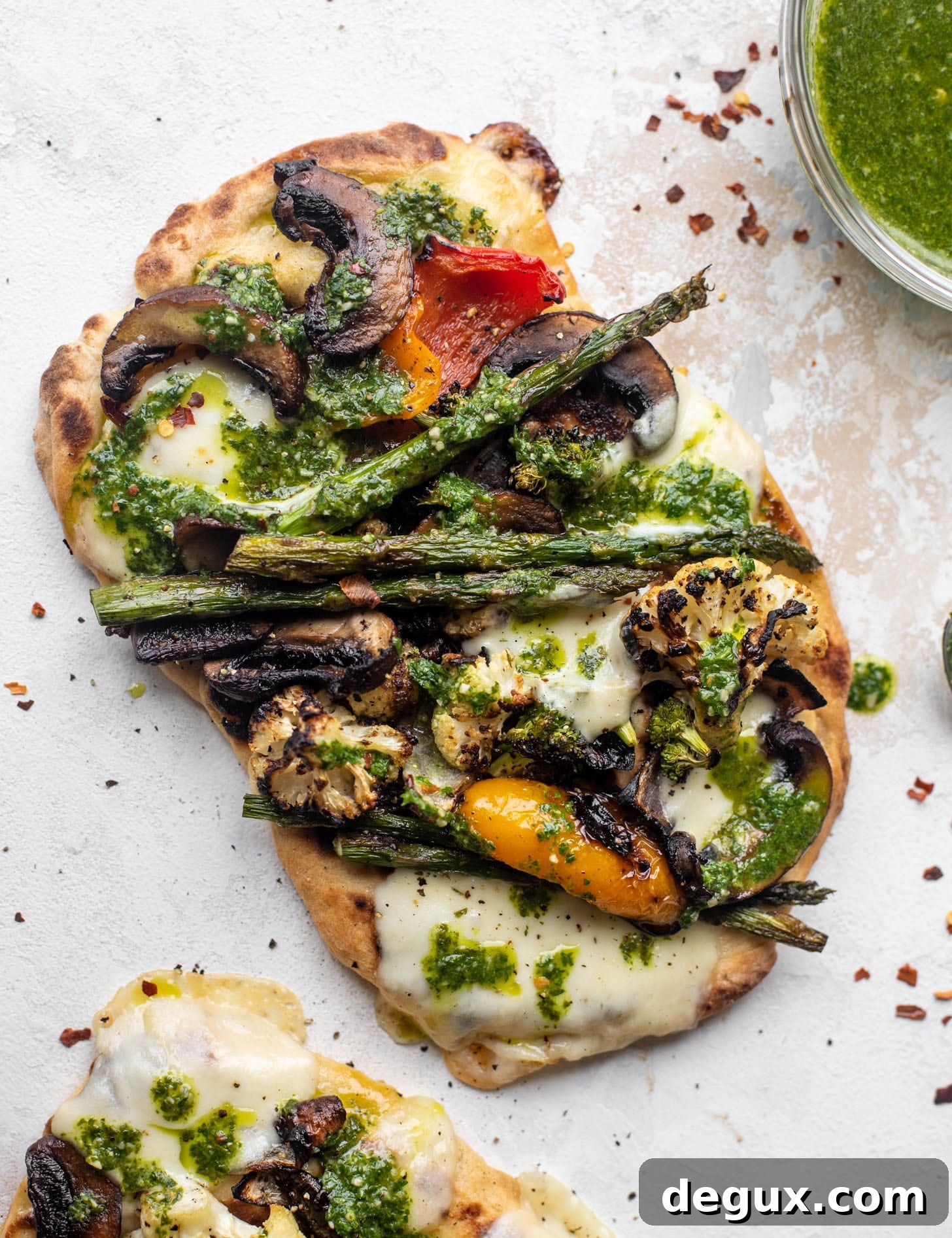 Veggie naan pizzas